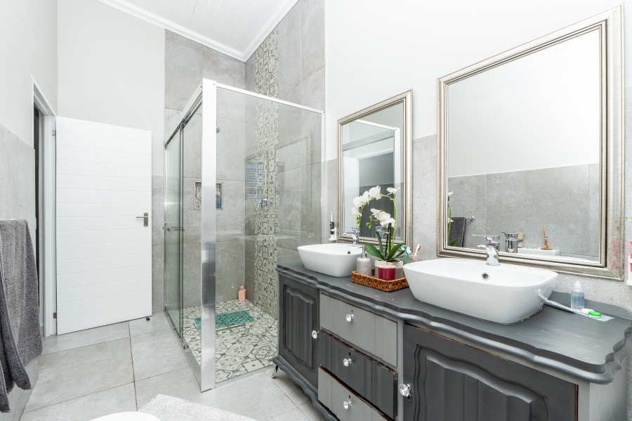 5 Bedroom Property for Sale in Myburgh Park Western Cape